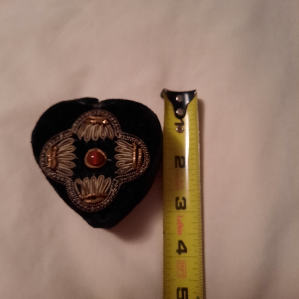 Velvet Heart Embellished Box - Picture 4 of 6